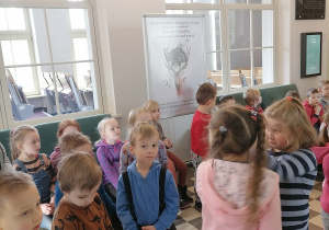 Dzieci stoją w budynku muzeum.
