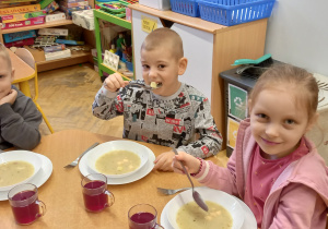 Dzieci podczas obiadu w przedszkolu.